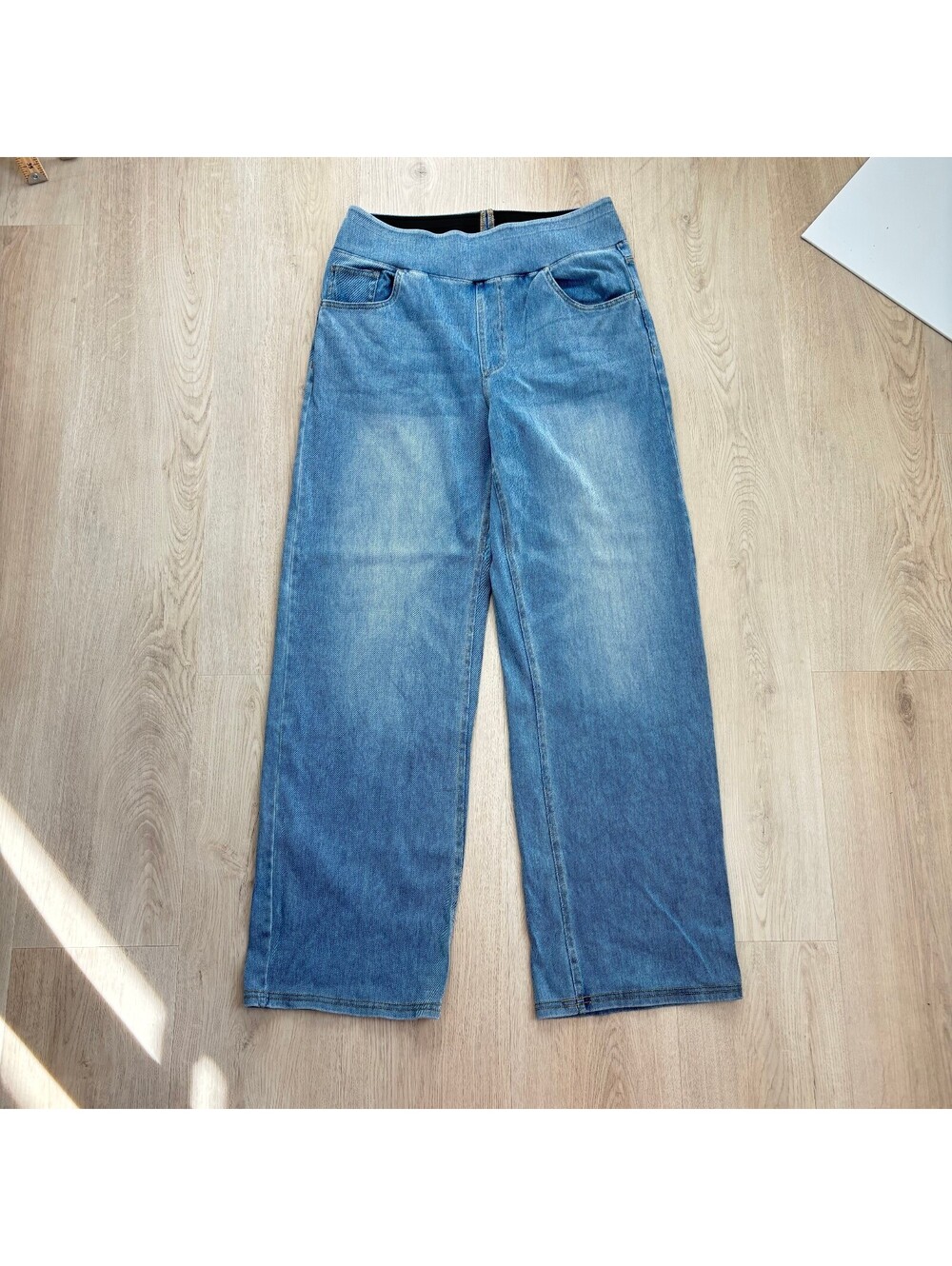 Halara EUC Women's Light Wash Wide Leg Pull On Jeans Size M